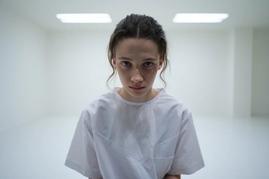 Шизофрения Девушка в больничной пижаме