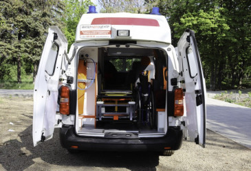 Автомобиль скорой помощи с открытыми задними дверями